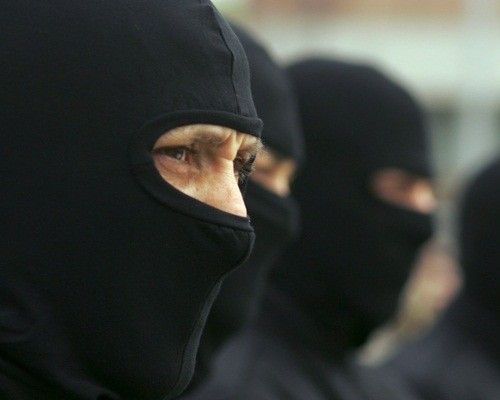 Mascaţii au spart casa unui pensionar şi l-au ameninţat cu pistolul