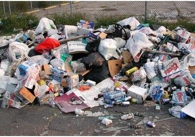 Pe străzile Orşovei au fost aruncate 50 de tone de gunoi