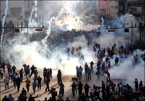 Prima victimă din rândul armatei egiptene. Peste 400 de răniţi la Cairo