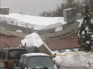 Acoperisul unei cladiri din SUA, distrus in urma caderilor masive de zapada de ieri