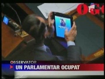 Deputat italian fotografiat in timp ce cauta dame de companie pe internet