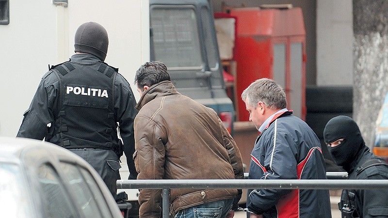 Argeş: 32 de persoane acuzate de evaziune fiscală şi trafic de ţigări au fost arestate