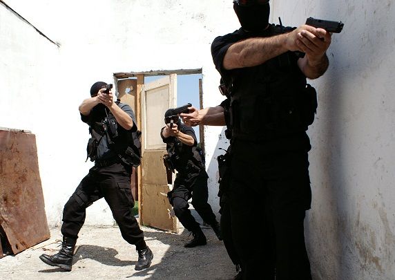 Un bărbat a murit de inimă rea, după ce soţia sa a fost săltată de mascaţi