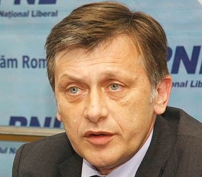 Crin Antonescu: Nu cred că demisia lui Păsat sau arestările de la vamă pot influenţa raportul pe Justiţie