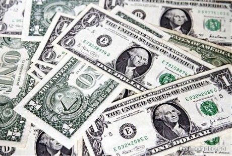 Dolarul câştigă teren pe fondul tensiunilor din Egipt