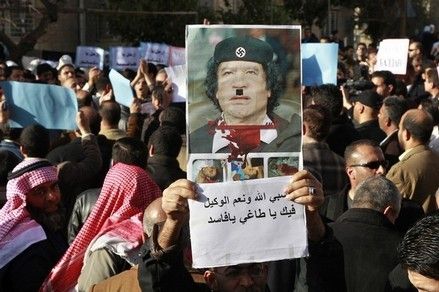 Gaddafi are de ales între fuga din ţară sau varianta Hitler