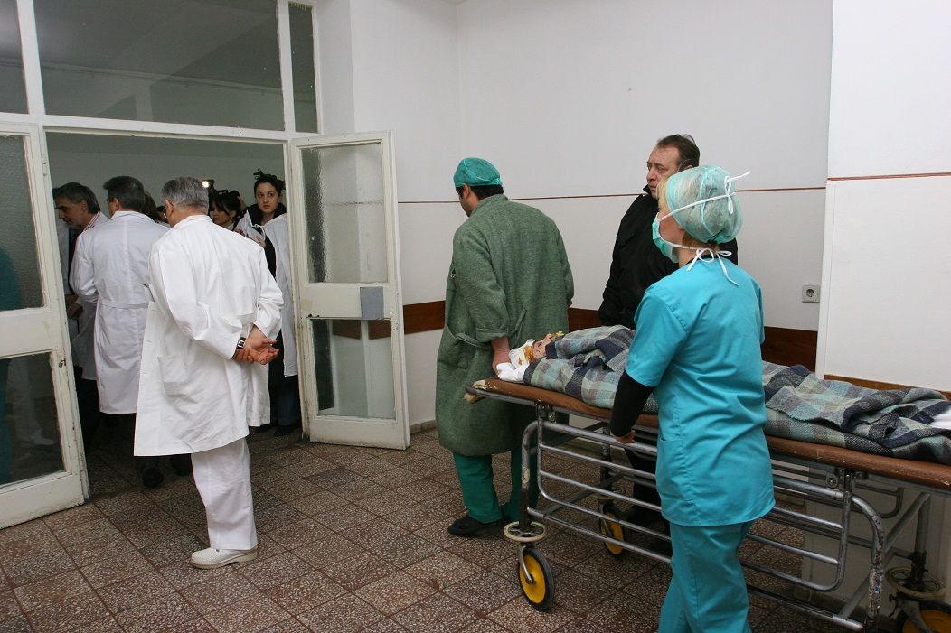 Medicii din spitalele reprofilate vor fi redistribuiţi în alte unităţi medicale, în trei etape