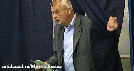 Oprescu: Nu trebuie desfiinţate neapărat sectoarele