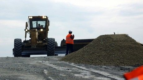Muncitorii de pe şantierul Autostrăzii Soarelui, trimişi în preaviz