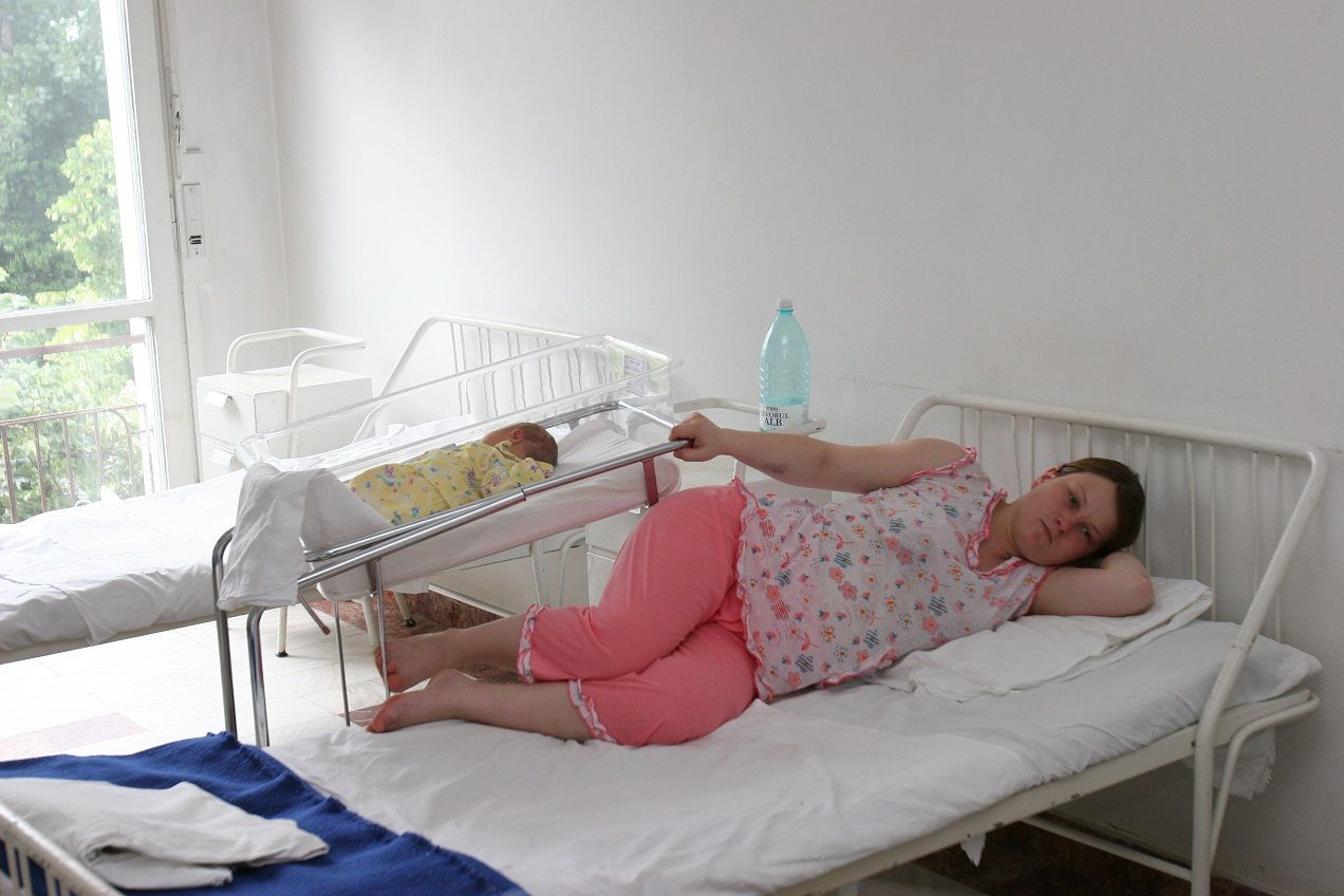 O femeie acuză un medic că a refuzat să o asiste la un avort din motive religioase
