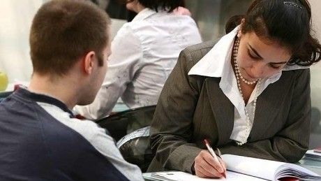Ce îi sfătuiesc angajatorii pe tinerii care îşi caută un job