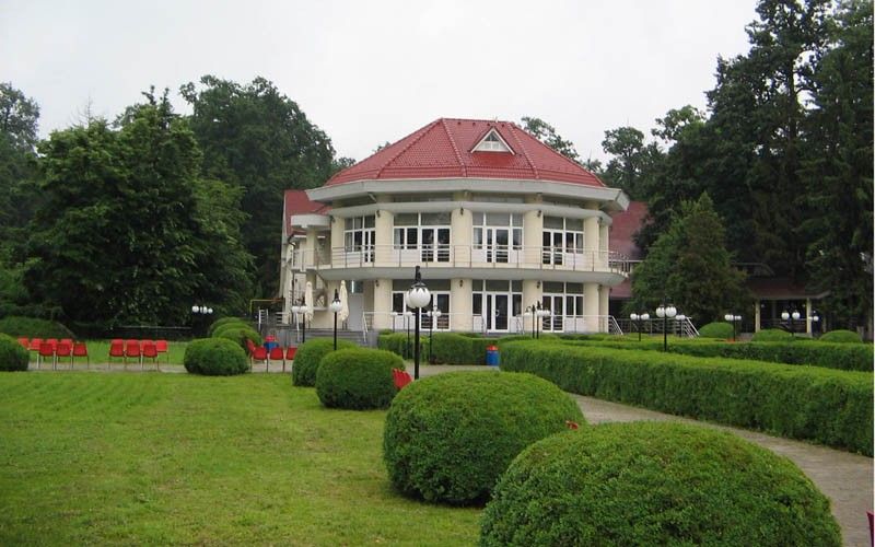 Din „realizările” lui Necolaiciuc: renovarea complexului Astoria
