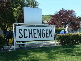 CE va redefini condiţiile pentru restabilirea temporară a controalelor la frontierele din Schengen