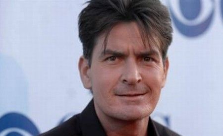 Charlie Sheen trebuie să-i plătească fostei soţii 2.000.000 de dolari