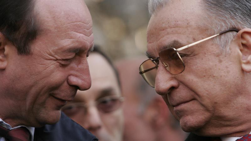 Iliescu: Băsescu n-ar trebui să se aventureze în comparaţii cu mine, nu-l favorizează