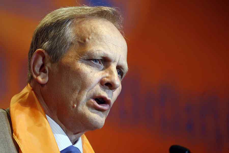 Stolojan nu renunţă la scaunul de europarlamentar pentru funcţia de premier