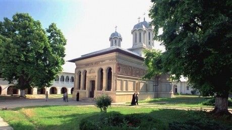 Preoţii, agenţi electorali, în schimbul donaţiilor de la partid