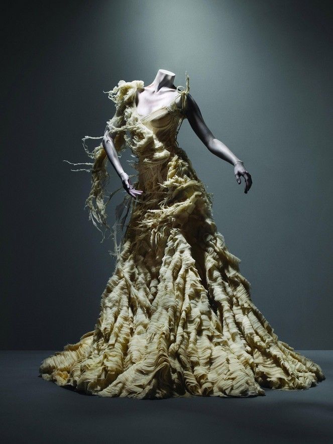 Alexander McQueen, modern, futurist, visător, romantic şi agresiv