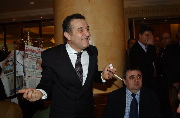 Cum poceşte Gigi Becali numele jucătorilor!