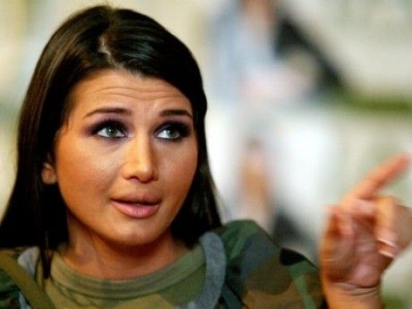 EBA umblă cu maşina părinţilor lui Syda