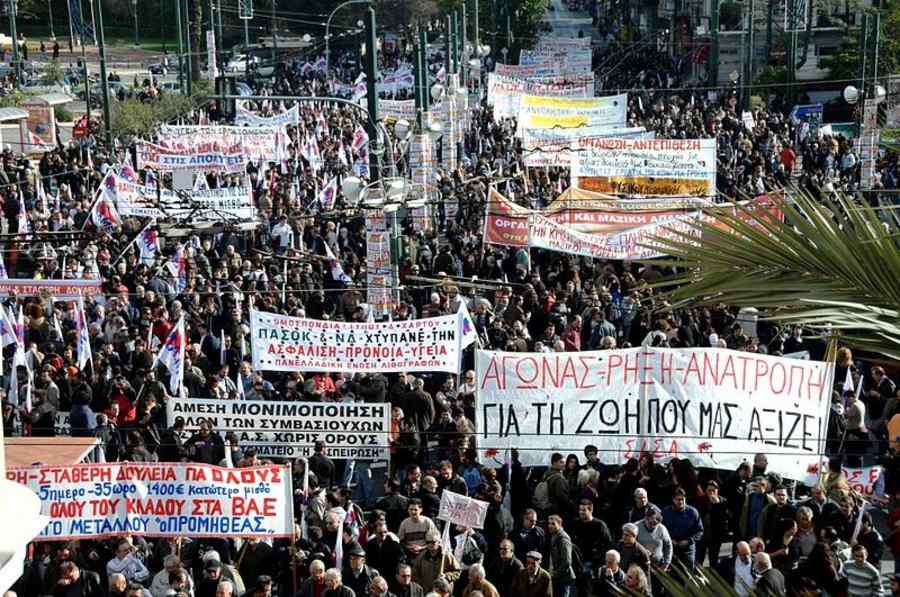 Grecia a ieşit în stradă. „Hoţi, trădători! Unde s-au dus banii?”