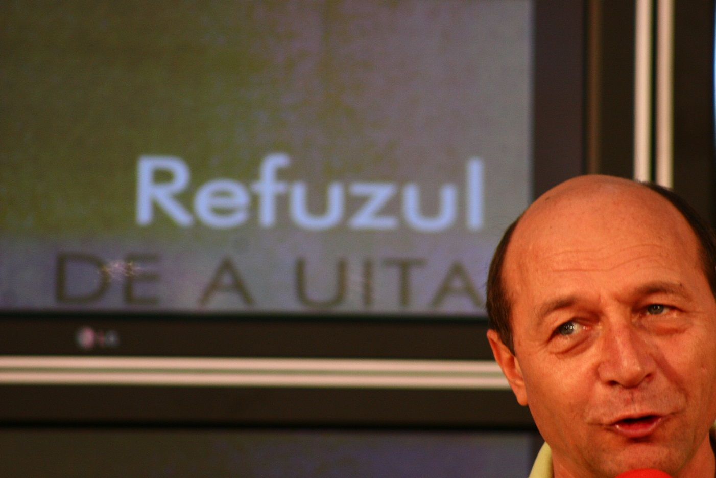 Hăhăind, Băsescu îi atacă în absenţă pe liderii Opoziţiei