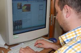 Guvernul vrea acces nelimitat la telefoanele şi mail-urile noastre