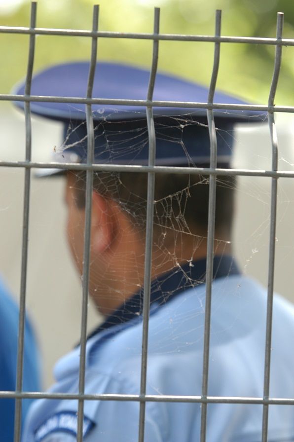 A evadat de sub escorta poliţiştilor, pe Aeroportul Otopeni