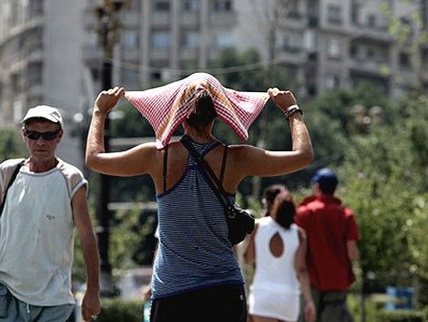 Peste 360 de urgenţe, nouă pentru persoane căzute în stradă şi trei pentru insolaţie
