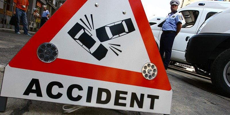 15 răniţi în urma unei ciocniri între un tir şi un autocar, în apropiere de Craiova