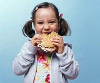 Trei copii au ajuns la Spitalul de boli infecţioase, după ce au mâncat într-un parc de distracţii