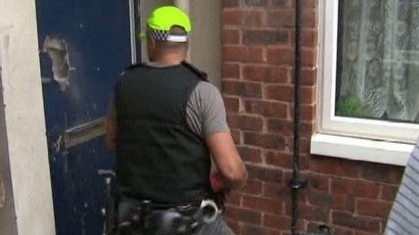 Zeci de descinderi la locuinţele vandalilor din Marea Britanie