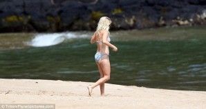 Reese Witherspoon, cu celulita la vedere