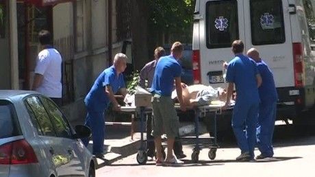 Pacient plimbat cu targa printre maşini