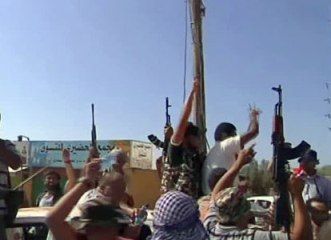 Libia: Rebelii încercuiesc reşedinţa lui Gaddafi