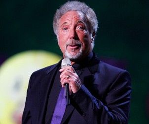Tom Jones, transportat de urgenţă la spital