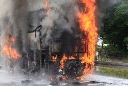 Un autotren a luat foc în judeţul Vâlcea
