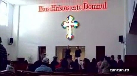 Cum să atragi mai mulţi enoraşi: concert de manele în biserică, în loc de predică