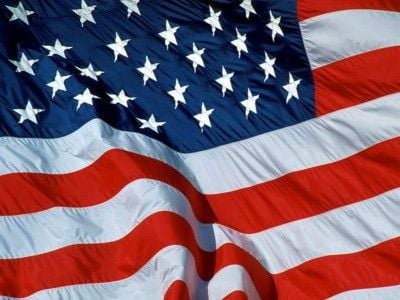 În ziua comemorărilor, mai mulţi islamişti au incendiat imaginea unui drapel american