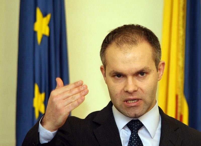 Daniel Funeriu: „Să nu se mai facă presiuni pentru cumpărarea anumitor cărţi”