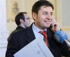 Miniştrii se încurcă în imn