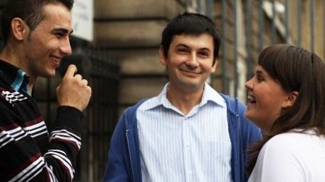 Bătaie de joc: Români arestaţi la Paris pentru că au iPhone