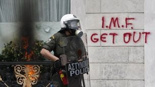 The Guardian: Naţiunea greacă plăteşte cu propria sănătate măsurile de austeritate