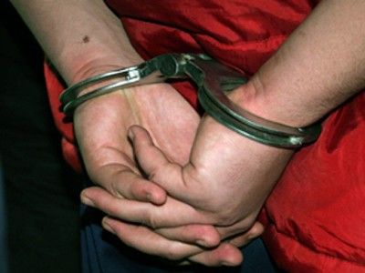 Şeful Poliţiei Borsec şi un subordonat al acestuia, reţinuţi de procurori