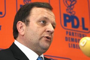 Flutur: Avem şi noi uscături în partid, dar Ponta este avocatul teribil al urmaşilor mătuşii Tamara