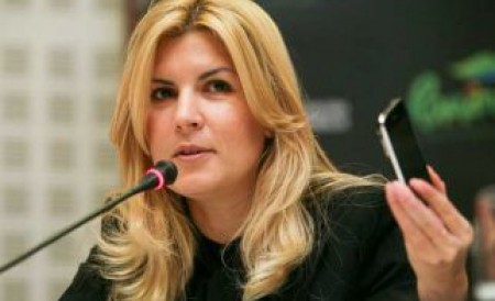 Elena Udrea cumpără smartphone-uri pentru angajaţi