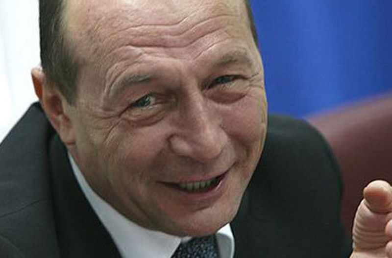 Unde i-a dus sărăcia pe unii români: Un bărbat i-a pupat mâna lui Băsescu la pomana electorală a lui Onțanu