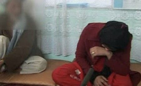 Afganistan: Tânăra încarcerată pentru adulter, graţiată cu condiţia să se mărite cu agresorul ei