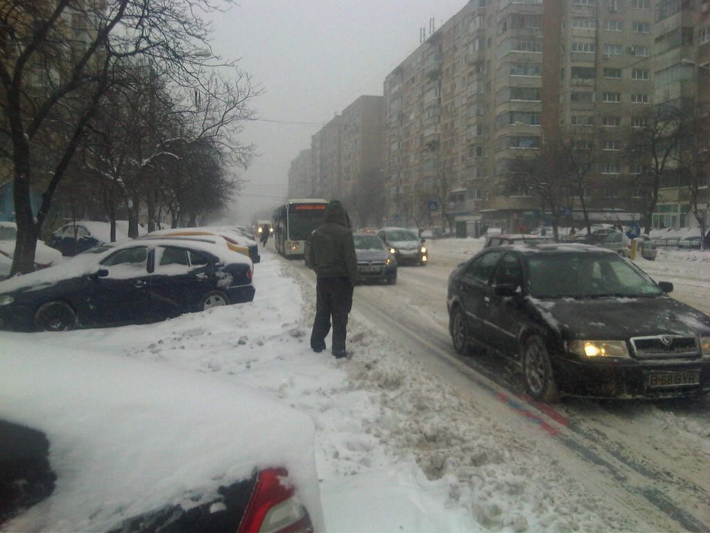 Ne așteaptă un weekend cu ploaie, ninsoare şi vânt în toată ţara