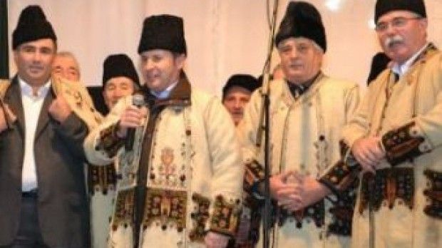 Când nu stâlcește limba română, Igaș cântă colinde